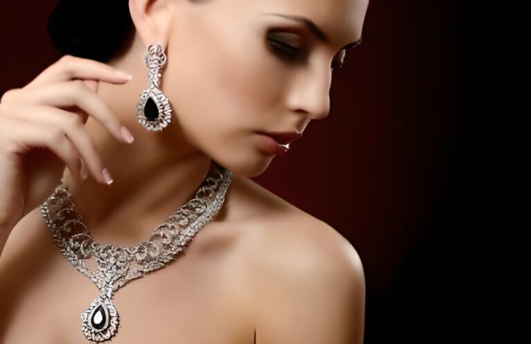 mujer con joyas de gemas