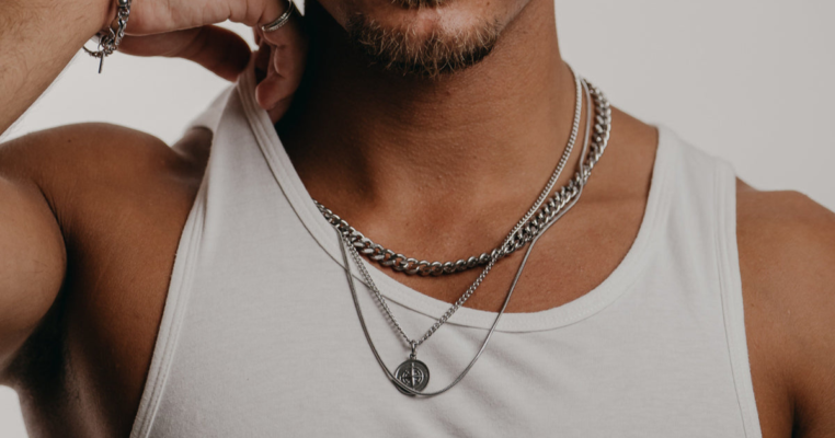 Guía para usar joyería de plata para hombres